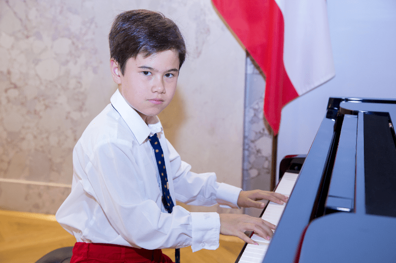 AMADEUS Vienna visits foreign ministry entertaining guest by piano