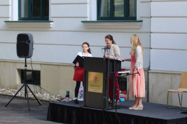 Female student receiving award at AMADEUS Vienna
